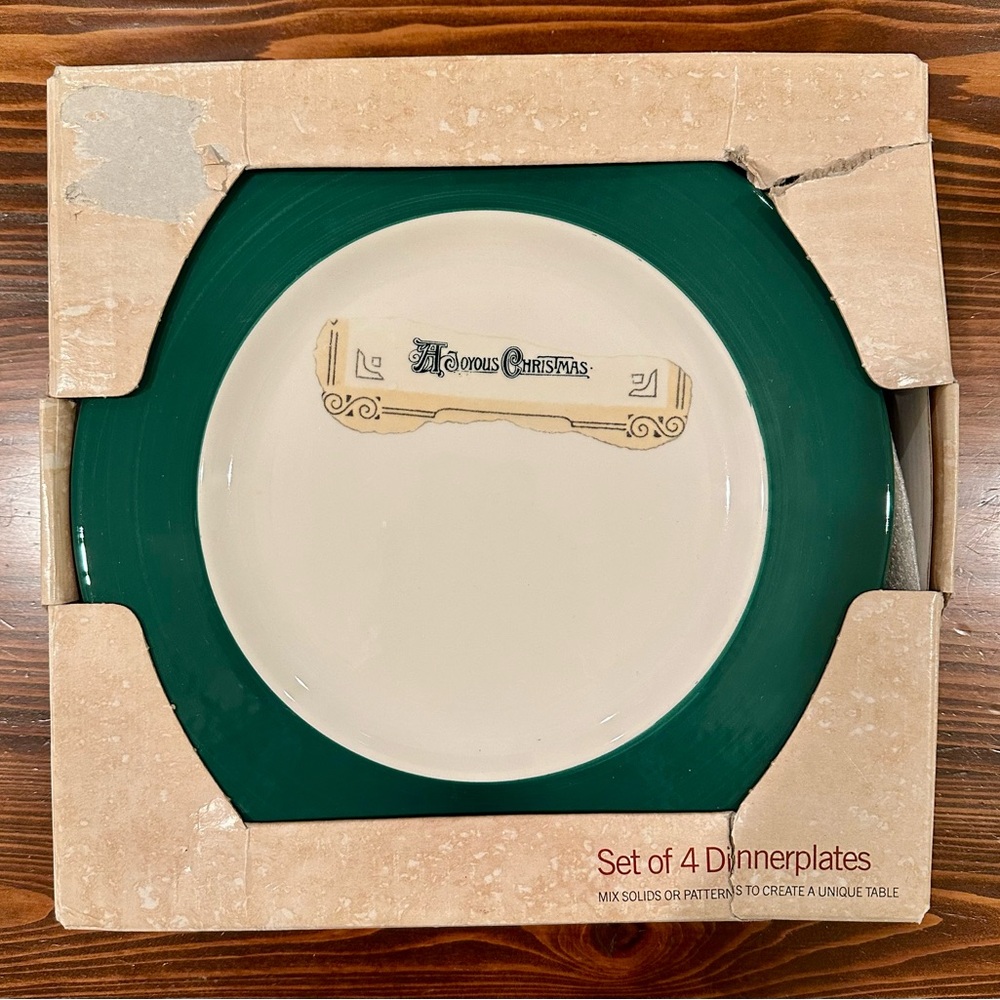 A Joyous Christmas 4 Dinner
Plates Rondelle GREEN 10.25" Italy
Porcela NIB